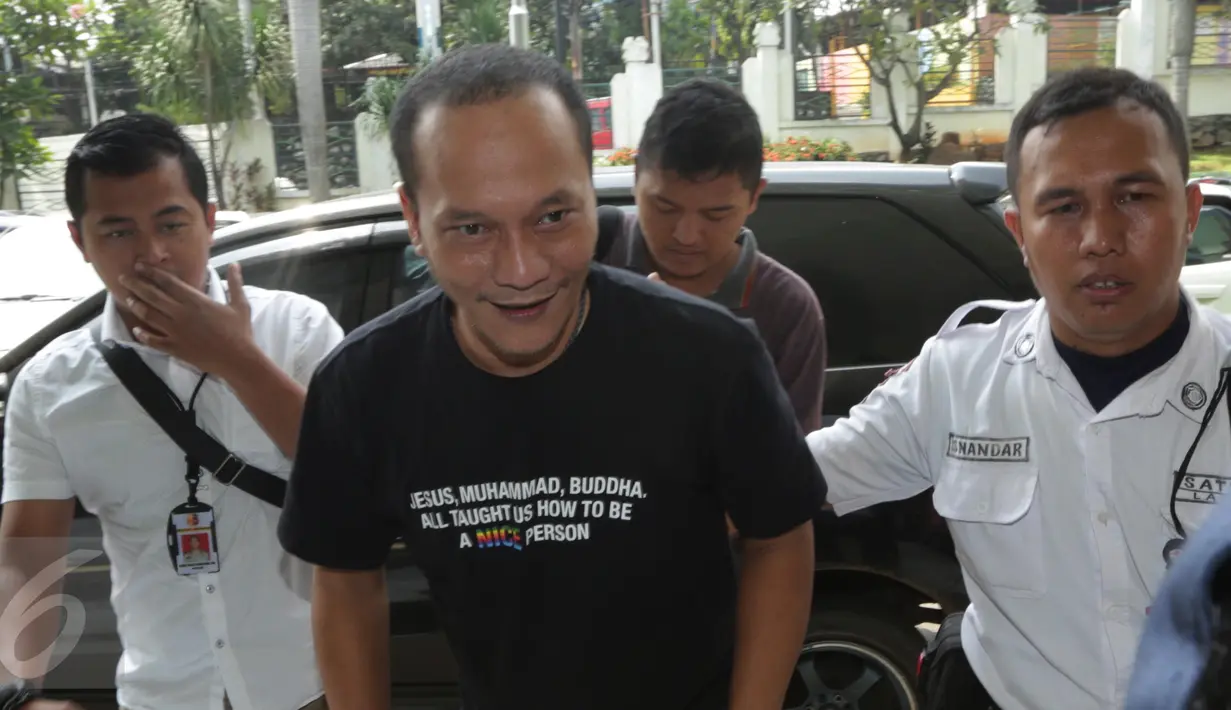 Penyanyi Iwa K dikaawal petugas saat tiba di RSKO, Jakarta, Jumat (5/5). Kabarnya, Iwa K akan menjalani proses rehabilitasi akibat kedapatan membawa narkoba jenis ganja, saat berada di Bandara Soekarno Hatta. (Liputan6.com/Herman Zakharia)