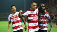 Greg Nwokolo melakukan selebrasi saat Madura United meraih kemenangan 3-1 atas Barito Putera. (Bola.com/Aditya Wany)