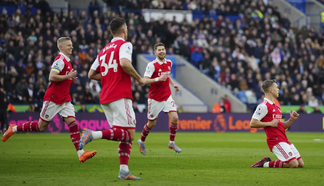 Pemain Arsenal, Gabriel Martinelli (kanan) merayakan gol ke gawang Leicester City bersama rekannya pada laga pekan ke-25 Liga Inggris 2022/2023 di King Power Stadium, Sabtu (25/02/2023). Laga berakhir dengan kemenangan 1-0 Arsenal. (AP Photo/John Super)
