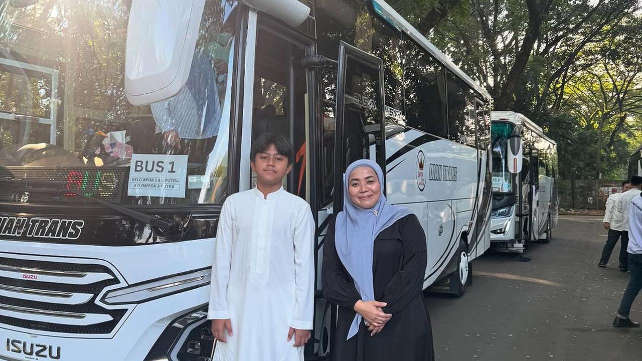 2 Potret Muzdalifah Antar Anak Ikut Pesantren Kilat, Berharap Makin Rajin Ibadah dan Mandiri
