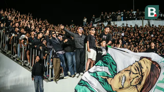Foto: Saling Respek Antara Brigata Curva Sud dan Bobotoh di Laga Persib Bandung Vs PSS Sleman