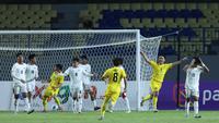 Ekspresi kegembiraan pemain Malaysia, Muhammad Fareez Danial usai membobol gawang Timnas Indonesia U-17 dalam laga kedua Grup A Piala AFF U-17 2026 di Stadion Gelora Joko Samudro, Gresik, Jawa Timur, Kamis (16/4/2026). (Bola.com/M. Iqbal Ichsan)