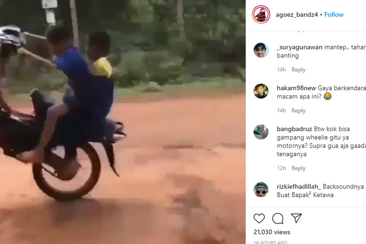 Karena kakinya belum bisa menjangkau tempat duduk kendaraan, Ia dengan santai menggunakan standar samping untuk menopang tubuhnya saat menyalakan motor.