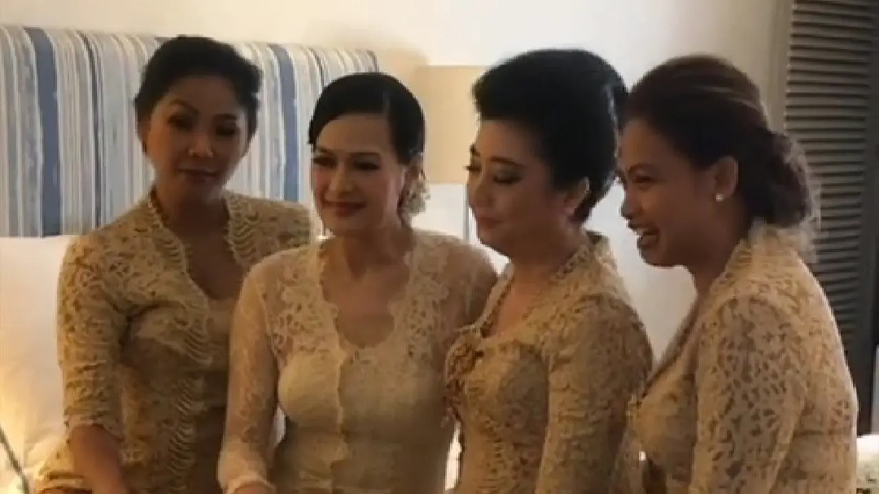 Donna Agnesia dan Sahabat