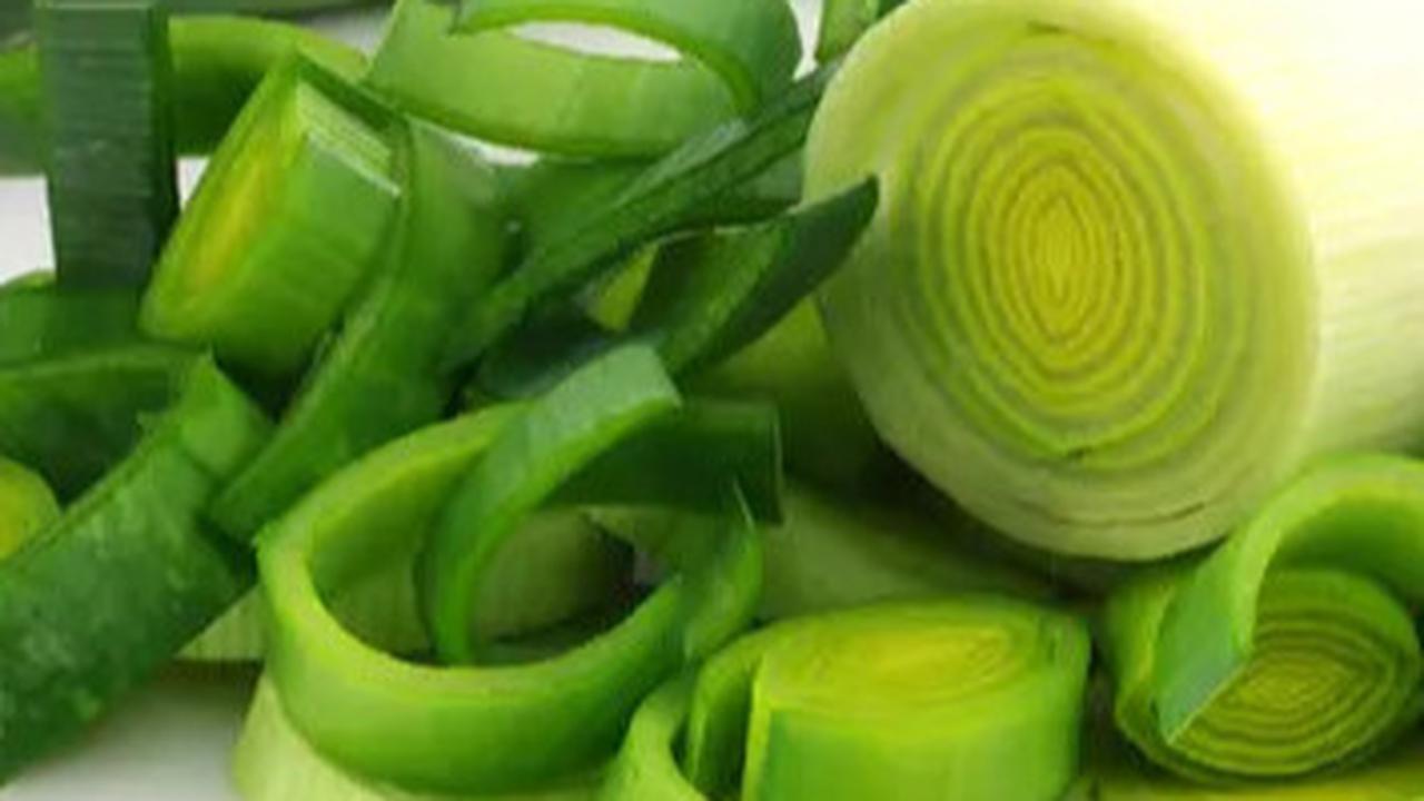 Rahasia Daun Bawang dan Seledri Tetap Segar Hingga 2 Minggu di Kulkas