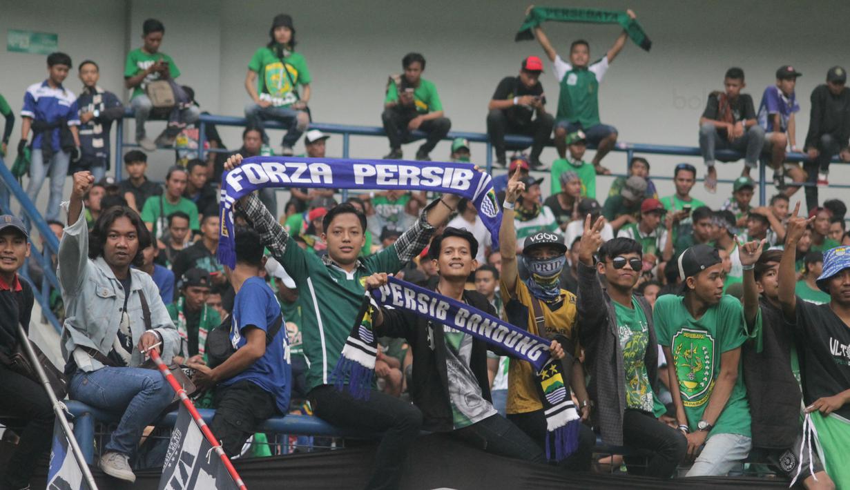 Ekspresi Bonek dan Bobotoh saat mendukng timnya melawan PSIS Semarang dalam laga perdana babak 8 besar Grup Y Liga 2 Indonesia di Stadion GBLA, Bandung, (15/11/2017). Persebaya menang atas PSIS Semang 1-0. (Bola.com/Ronald Seger)