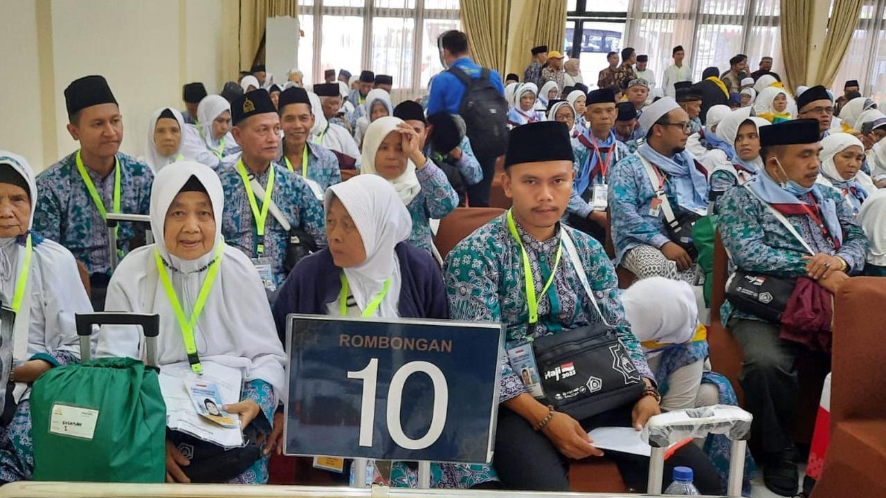 Tahun ini tema ramah jemaah haji lansia masih dipertahankan pemerintah. Kehadiran petugas haji yang cekatan mampu membantu jemaah haji lansia selama menjalankan ibadah haji di Mekkah. (Liputan6.com/Jayadi Supriadin)