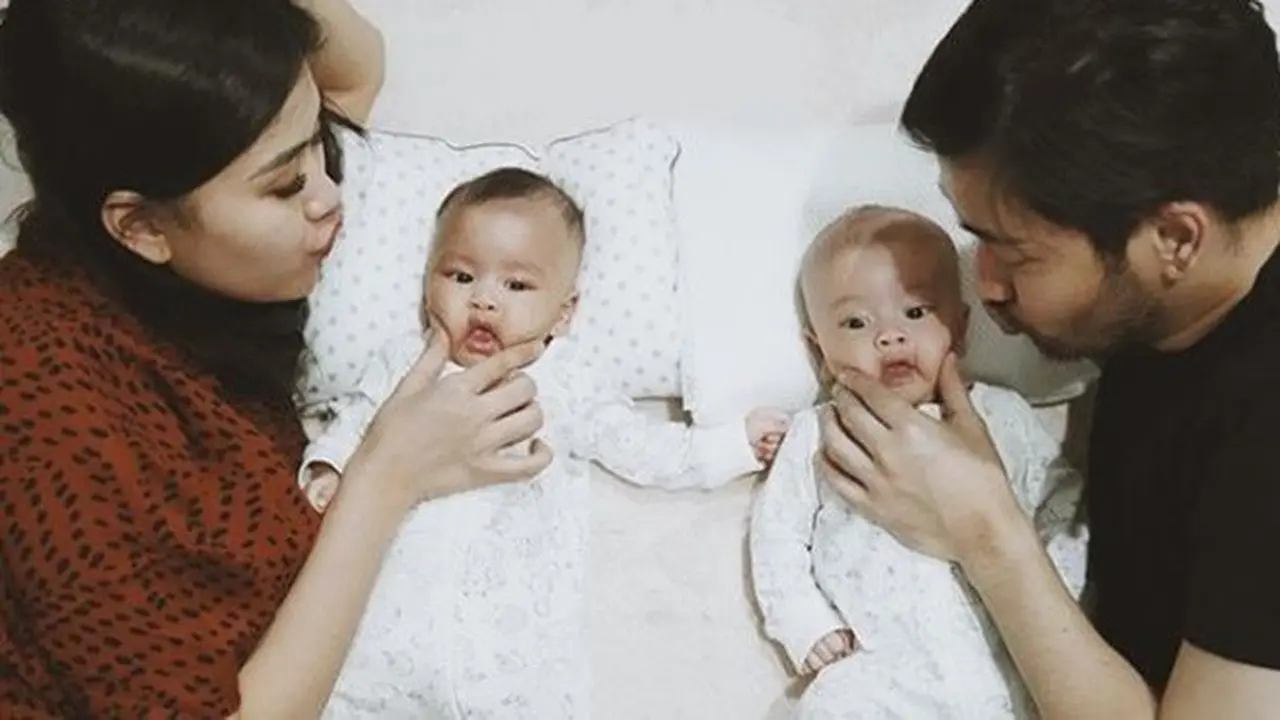 Kompak Pakai Baju Sama, Ini 6 Potret Anak Kembar Syahnaz Sadiqah Makin Gemas