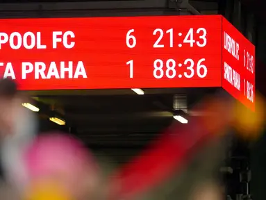 Papan skor menunjukkan hasil akhir pertandingan sepak bola leg kedua babak 16 besar Liga Europa antara Liverpool dan Sparta Praha di Stadion Anfield, Liverpool, Inggris, Kamis 14 Maret 2024. (AP Photo/Jon Super)