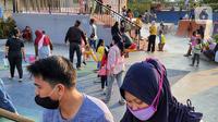 Orang tua dan anak-anak bermain di area bermain tanpa abaikan protokol kesehatan di Community Center, Pamulang Barat, Tangerang Selatan, Senin (27/7/2020). PSBB Tangerang Raya diperpanjang untuk meningkatkan kedisiplinan warga yang dinilai sudah menurun. (Liputan6.com/Fery Pradolo)