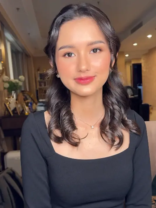 Pakai dress warna hitam, begitu final result atau hasil akhir setelah wajah Sarah Menzel dipoles dan rambutnya ditata. Anting dan kalung yang dikenakannya membuat penampilannya makin manis. Pamer senyum, pesona kekasih Azriel Hermansyah ini bikin terksesima. Sejak pacaran dengan Azriel dan dekat dengan keluarga Azriel, Sarah tak lepas dari perhatian. (Liputan6.com/IG/@cantikawannadewi)
