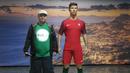 Jurnalis Bola.com, Reza Khomaini, foto bersama patung Cristiano Ronaldo di Museum CR 7. Museum ini terdapat di Kota Funchal, tempat Ronaldo lahir dan tunbuh besar. (Bola.com/Eksklusif)
