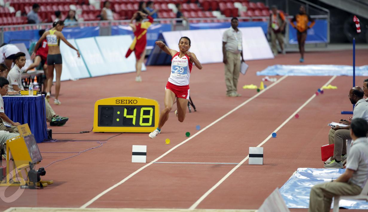 Atlet putri Indonesia, Maria Londa saat melakukan lompatan di nomor lompat jangkit di National Stadium, Singapura, Kamis (11/6/2015). Maria mencatat lompatan sejauh 13,75 meter dan berhasil meraih medali emas. (Liputan6.com/Helmi Fithriansyah)
