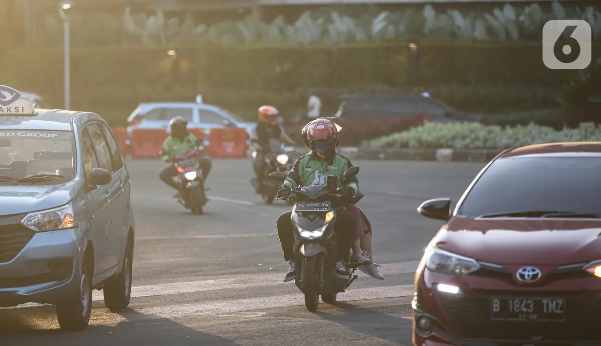 Ojek daring mengangkut penumpang melintas di kawasan Bundaran HI, Jakarta, Jumat (19/8/2022). Kementerian Perhubungan menunda pelaksaan aturan tentang tarif ojek daring yang semula akan diterapkan pada 14 Agustus 2022 menjadi 30 Agustus 2022 yang bertujuan memperpanjang masa sosialisasi terhadap tarif baru kepada para pemangku kepentingan karena moda angkutan daring berkaitan dengan masyarakat luas. (Liputan6.com/Faizal Fanani)