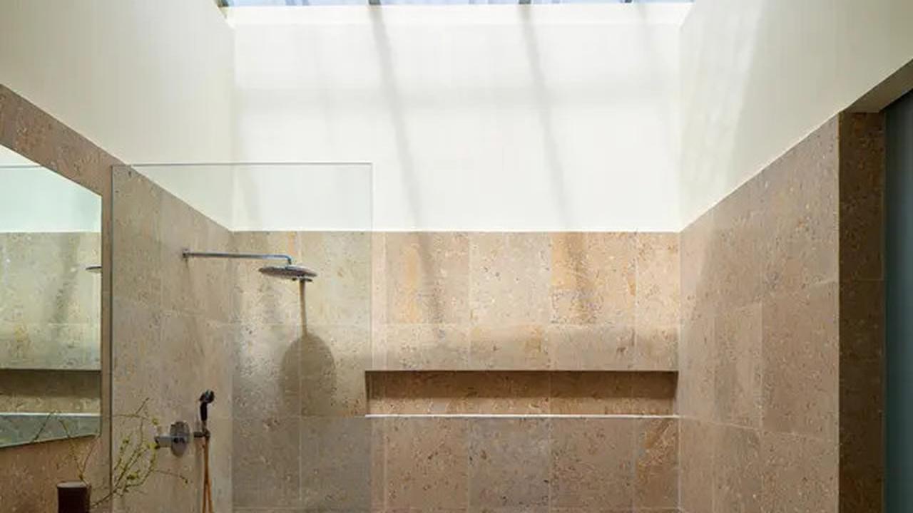 7 Desain Kamar Mandi Modern Kloset Jongkok dengan Ventilasi Alami