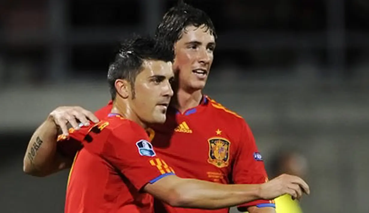 Ekspresi kegembiraan David Villa (kiri) dan Fernando Torres ketika Spanyol melumat Liechtenstein 4-0 pada partai kualifikasi Euro 2012 di Vaduz, 3 September 2010. AFP PHOTO/FABRICE COFFRINI