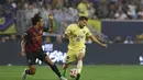 Bek Manchester City, Nathan Ake berebut bola dengan pemain Club America, Henry Martin selama pertandingan persahabatan Pra-Musim di NRG Stadium di Houston, Texas (20/7/2022). City menang tipis atas America 2-1. (AFP/ ARON M. SPRECHER)