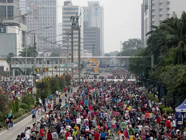 Sejumlah orang memadati Jalan Sudirman-Thamrin, Jakarta saat menikmati Car Free Day (CFD), Minggu (26/3). Libur panjang menjelang Nyepi (28/3), sebagian warga Jakarta memilih menghabiskan waktu dengan berolahraga di area CFD. (Liputan6.com/Faizal Fanani)