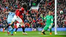 Kiper Manchester City, Joe Hart gagal menghalau sundulan gelandang Marouane Fellaini saat Laga Liga Premier Inggris di Old Trafford, Minggu (12/4/2015). Manchester United menang 4-2 atas City. (Reuters/Darren Staples)