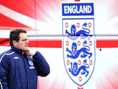Manajer Timnas Inggris, Fabio Capello berjalan menuju tempat berlatih di fasilitas milik Arsenal di London Colney, 24 Maret 2009. AFP PHOTO/Adrian Dennis