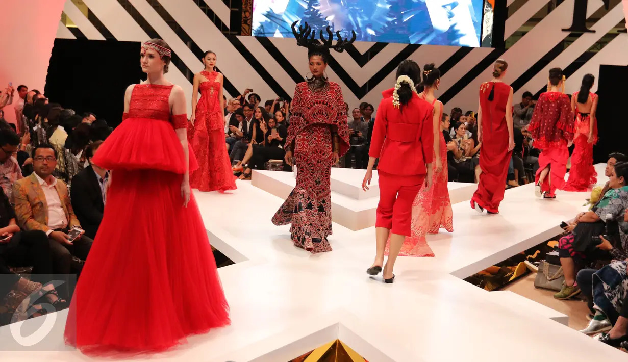 Model memamerkan busana di atas catwalk pada malam pembukaan Fashion Nation 2016 di Senayan City, Jakarta, Kamis (14/4). 10 desainer menceritakan kembali perjalanan Senayan City yang sudah 10 tahun menggelar Fashion Nation. (Liputan6.com/Herman Zakharia)