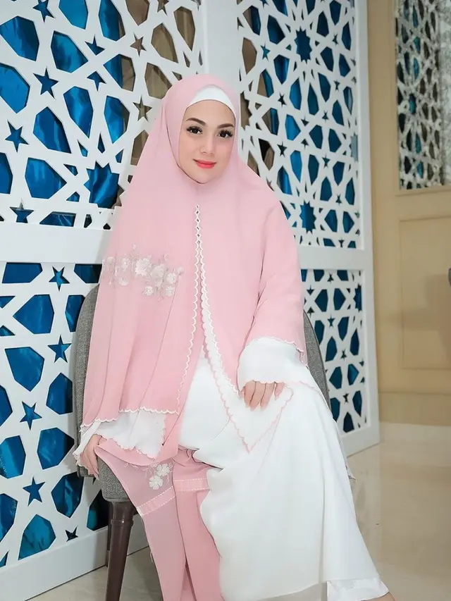 Ikut Pengajian, Ini 7 Potret Celine Evangelista Saat Pakai Hijab