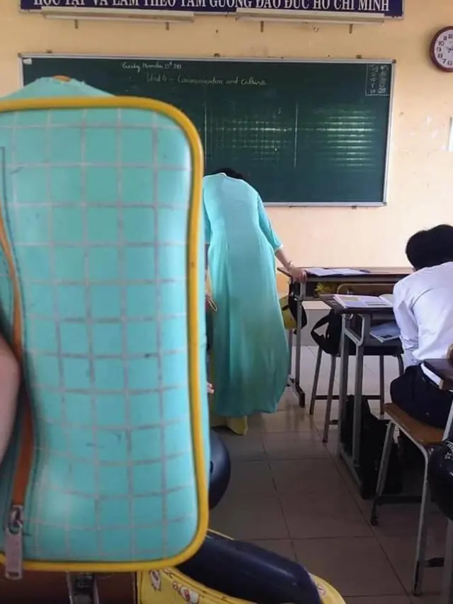 6 Potret Warna Baju Guru Ini Mirip dengan Benda yang Dibawa Murid, Kocak