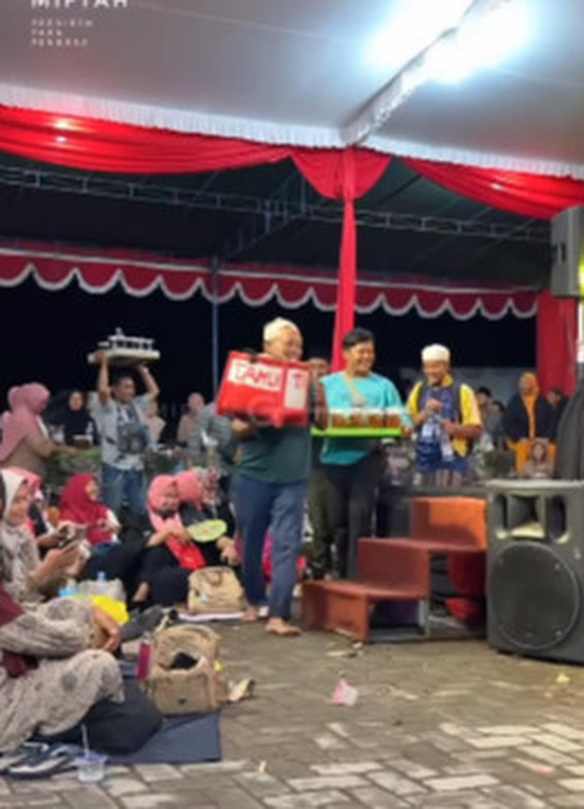 Usai Viral Lempar Kata Kasar ke Penjual Es Teh, Gus Miftah Bagikan Momen saat Borong Dagangan
