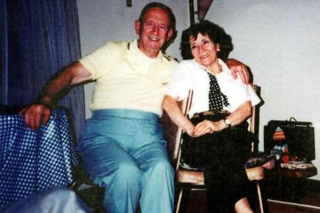 Walaupun hujan, panas dan badai, Rocky Abalsamo selalu menunggui makam istrinya | Photo Boston Globe