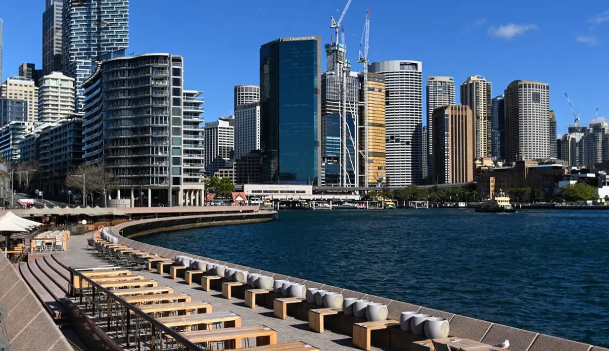 Suasana area depan pelabuhan yang biasanya sibuk di Sydney, Australia, Sabtu (26/6/2021). Pihak berwenang melakukan lockdown beberapa area pusat kota terbesar di Australia untuk menantisipasi penyebaran virus corona COVID-19 varian Delta yang sangat menular. (Saeed KHAN/AFP)