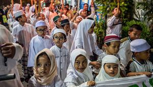 Bertepatan dengan malam Tahun Baru Islam 1 Muharram 1447 Hijriah, masyarakat kota Surabaya, Jawa Timur melakukan tradisi pawai obor di salah satu permukiman pada Kamis 26 Juni 2025 malam. (Juni KRISWANTO/AFP)