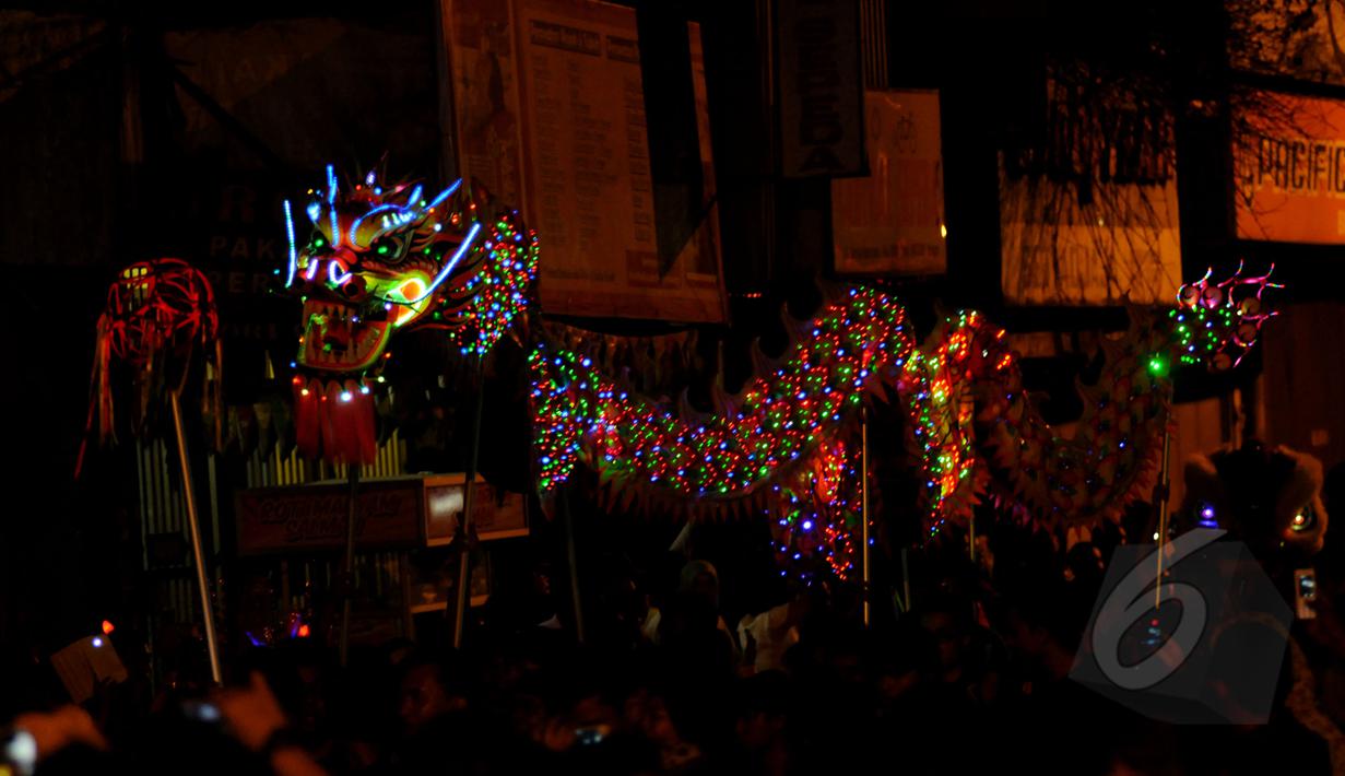 Atraksi barongsai naga saat malam perayaan Cap Go Meh di Bogor, Jawa Barat, Kamis (5/3/2015). Malam perayaan Cap Go Meh di Kota Bogor berlangsung meriah. (Liputan6.com/Helmi Fithriansyah)