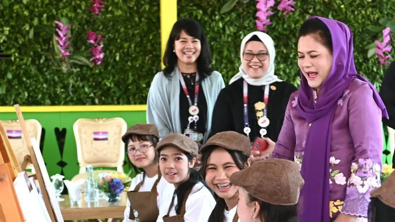 Anggun dengan Kebaya Ungu, Iriana Jokowi Ajak Para Pendamping Pemimpin KTT ASEAN Keliling TMII