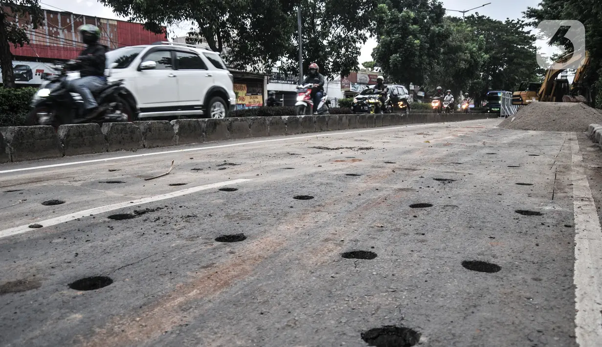 Kendaraan terjebak macet akibat penutupan jalan untuk proyek galian saluran di Jalan I Gusti Ngurah Rai, Jakarta, Rabu (6/1/2021). Penutupan jalan menyebabkan kemacetan kendaraan saat jam sibuk. (merdeka.com/Iqbal S Nugroho)