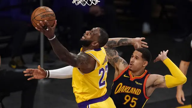 Pebasket Los Angeles Lakers, LeBron James, saat melawan Golden State Warriors di NBA.