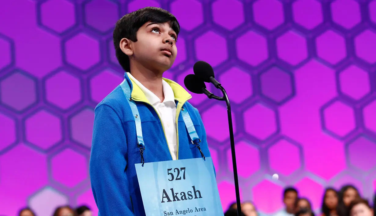 Akash Vukoti (9), peserta dari Texas berkompetisi pada babak kedua Scripps National Spelling Bee di Oxon Hill, Maryland, Selasa (28/5/2019). Kompetisi mengeja ini yang tertinggi di AS, dengan peserta yang juga berasal dari negara lain. (AP/Patrick Semansky)