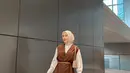 Sementara untuk tampilan formal, kombinasi kemeja, vest organza, dan celana kulot putih.   [Foto: IG/riamiranda].