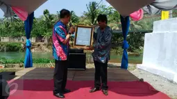 Komisaris Utama SCM Suyono (kiri) saat acara peresmian Jembatan Asa SCTV ke-5 di Desa Sirna Bakti Kec. Pamengpeuk Kab Garut, Sabtu (14/11/2015). (Dokumentasi SCTV)