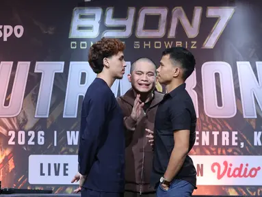 Presiden Byon, Yoshua Marcellos Muliardo bersama petarung Putra Abdullah dan Ronal Siahaan saat Face off sekaligus jumpa pers Byon Combat Showbiz Vol.7 di SCTV Tower, Jakarta, Kamis (12/3/2026). (Bola.com/M Iqbal Ichsan)