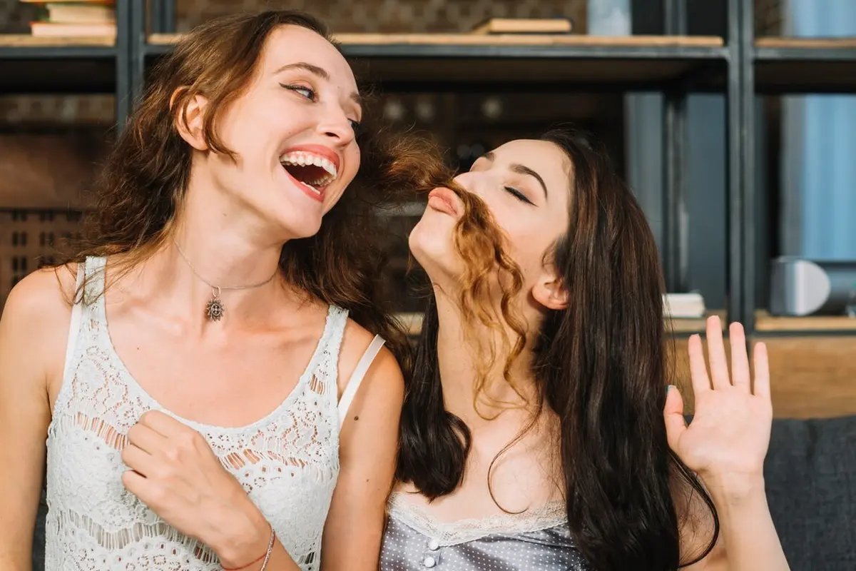 5 Tipe Teman yang Paling Cocok untuk Zodiak Gemini - Cover