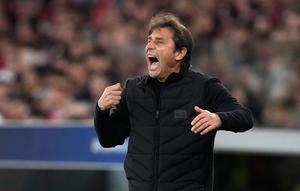 Pelatih Napoli, Antonio Conte saat laga Liga Champions melawan Benfica, 11 Desember 2025. Ia menuntut menang di laga Napoli vs Milan di Piala Super Italia. (AP Photo/Armando Franca)