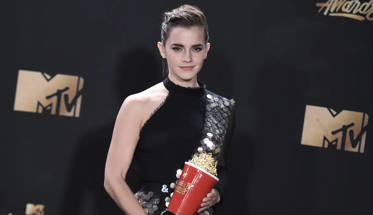 Aktris Emma Watson berpose dengan Piala Popcorn MTV usai mendapat penghargaan sebagai aktris terbaik dalam film "Beauty and the Beast" di MTV Movie and TV Awards di Shrine Auditorium, Los Angeles (7/5). (Photo by Richard Shotwell/Invision/AP)
