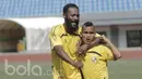 Pemain Semen Padang, Didier Zokora, bersama Riko Simanjutak saat sesi latihan di Stadion Patriot, Bekasi, Jumat (19/05/2017). Latihan tersebut jelang lawan Bhayangkara FC. (Bola.com/M Iqbal Ichsan)