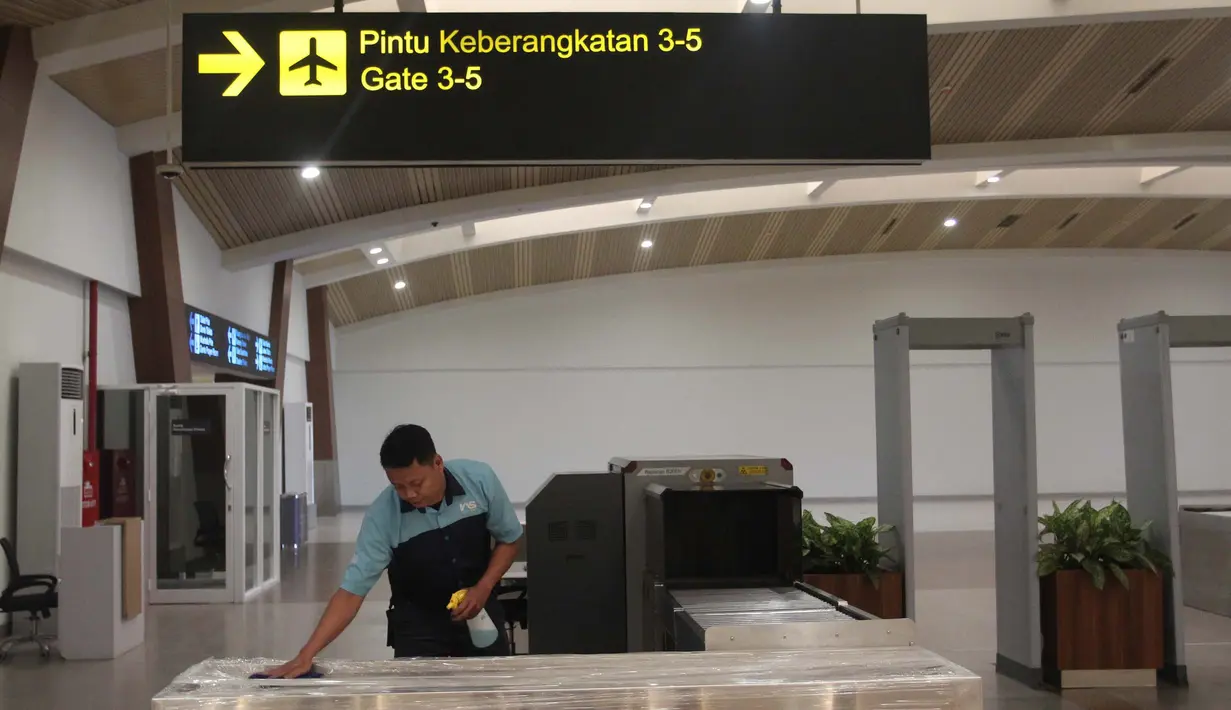 Petugas membersihkan tempat pemindaian peralatan penumpangi di Bandara Husein Sastranegara, Bandung, Jawa Barat, Jumat (7/8/2025).  (Istimewa)