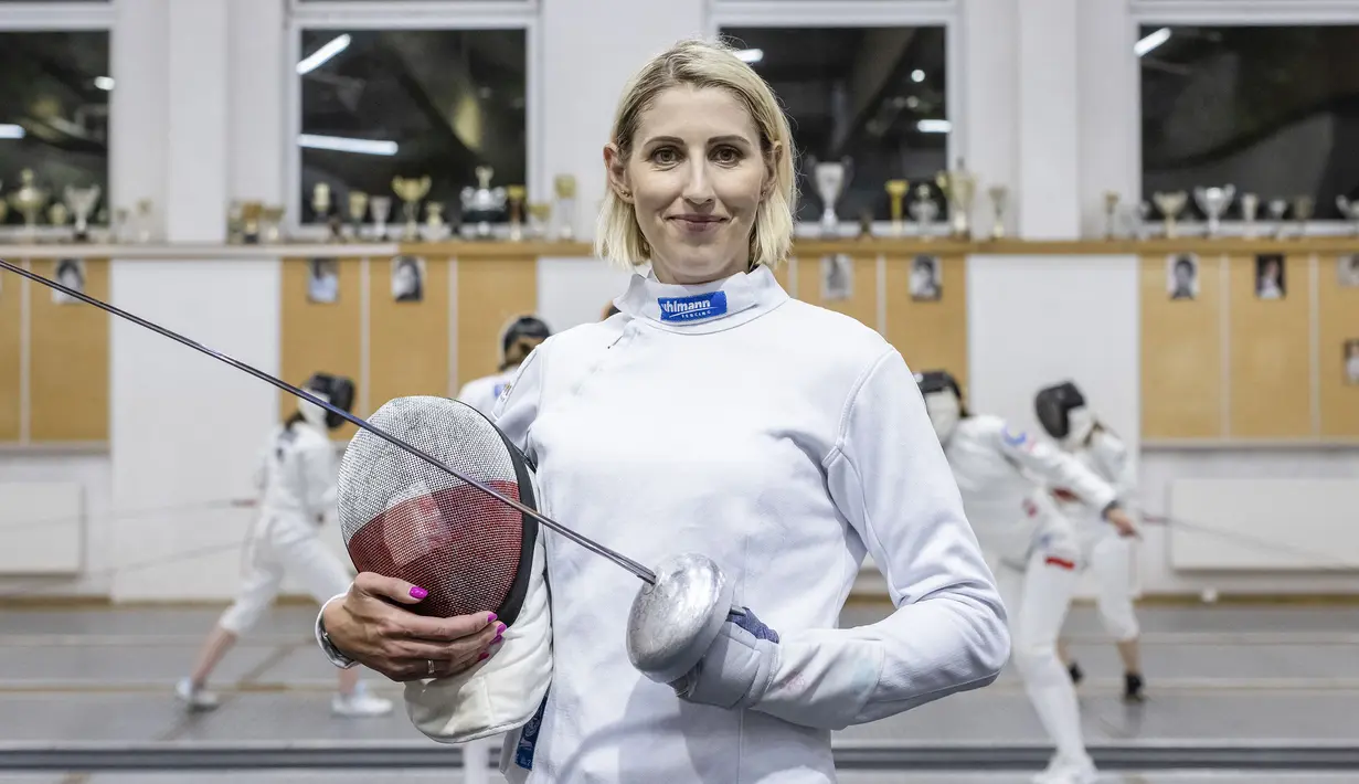 Atlet anggar asal Polandia, Magdalena Piekarska-Twardochel merupakan salah satu atlet inspiratif yang akan berlaga di Olimpiade Tokyo 2020. Ia merupakan penyitas kanker tiga tahun lalu dan saat ini dirinya akan berjuang untuk dapatkan medali emas. (Foto: AFP/Wojtek Radwanski)