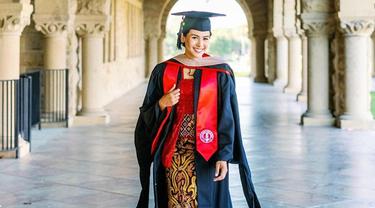 8 Momen Maudy Ayunda Lulus S2 dari Stanford University, Menawan Pakai Kebaya