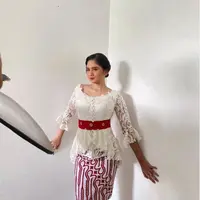 Tissa Biani memakai kebaya. foto: Instagram @tissabiani