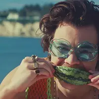 Momen bersama One Direction diduga jadi inspirasi Harry menulis lagu bertema musim panas itu.