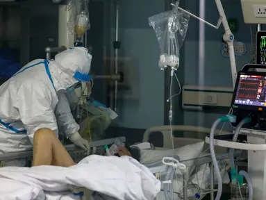 Dokter memeriksa kondisi pasien kritis virus corona atau COVID-19 di Rumah Sakit Jinyintan, Wuhan, Provinsi Hubei, China, Kamis (13/2/2020). China melaporkan 254 kematian baru dan lonjakan kasus virus corona sebanyak 15.152. (Chinatopix Via AP)