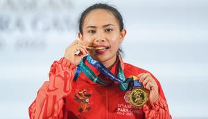 Ni Nengah Widiasih memecahkan rekor ASEAN Para Games (APG) atas namanya sendiri saat tampil di kelas 45kg putri cabang olahraga para-powerlifting ASEAN Para Games 2022 di Hotel Paragon Solo, Jawa Tengah, Senin (1/8/2022).  (NPC Indonesia)